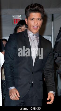 Bruno Marte in sala stampa per la trentottesima annuale degli American Music Awards - PRESS ROOM, Nokia Theater in L.A. LIVE, Los Angeles, CA Novembre 20, 2011. Foto di: Emiley Schweich/Everett Collection Foto Stock