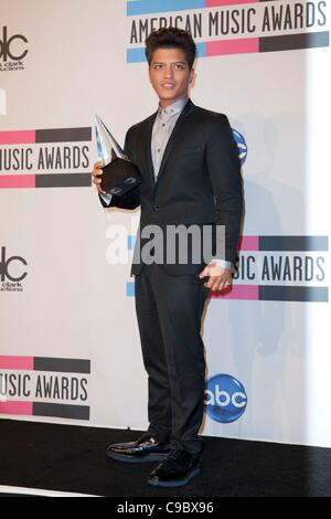 Bruno Marte in sala stampa per la trentottesima annuale degli American Music Awards - PRESS ROOM, Nokia Theater in L.A. LIVE, Los Angeles, CA Novembre 20, 2011. Foto di: Emiley Schweich/Everett Collection Foto Stock