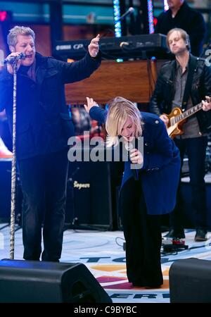 Gary LeVox, della banda Rascall Flatts, Natasha Bedingfield sul palco per la NBC Today Show concerto, Rockefeller Plaza di New York, NY Novembre 21, 2011. Foto di: Lee/Everett Collection Foto Stock