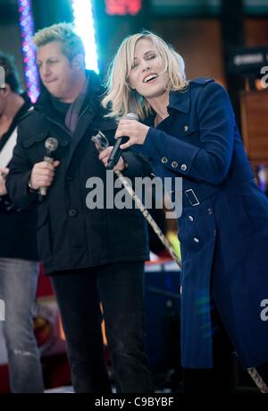 Gary LeVox, della banda Rascall Flatts, Natasha Bedingfield sul palco per la NBC Today Show concerto, Rockefeller Plaza di New York, NY Novembre 21, 2011. Foto di: Lee/Everett Collection Foto Stock