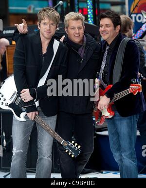 Joe Don Rooney, Gary LeVox, Jay DeMarcus, della banda Rascall Flatts sul palco per la NBC Today Show concerto, Rockefeller Plaza di New York, NY Novembre 21, 2011. Foto di: Lee/Everett Collection Foto Stock