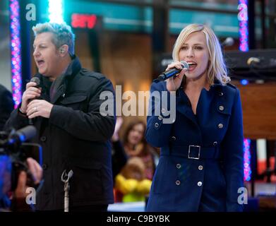 Gary LeVox, della banda Rascall Flatts, Natasha Bedingfield sul palco per la NBC Today Show concerto, Rockefeller Plaza di New York, NY Novembre 21, 2011. Foto di: Lee/Everett Collection Foto Stock