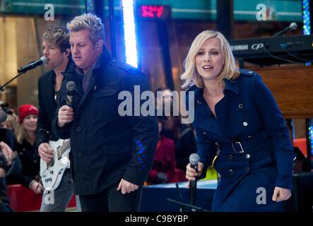 Gary LeVox, della banda Rascall Flatts, Natasha Bedingfield sul palco per la NBC Today Show concerto, Rockefeller Plaza di New York, NY Novembre 21, 2011. Foto di: Lee/Everett Collection Foto Stock