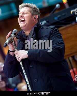 Gary LeVox, della banda Rascall Flatts sul palco per la NBC Today Show concerto, Rockefeller Plaza di New York, NY Novembre 21, 2011. Foto di: Lee/Everett Collection Foto Stock