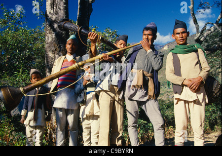 Il Nepal, Est Sangawa Khola Valley, musicisti vento strumenti prendendo parte al corteo nuziale. Foto Stock