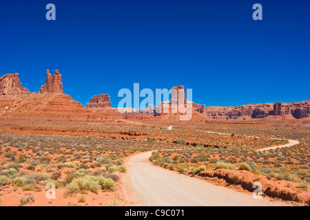 Stati Uniti d'America, Utah, avvolgimento su strada sterrata attraverso la Valle degli Dèi con pietra arenaria erose le pile. Foto Stock