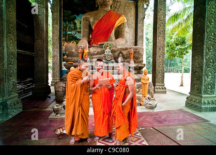 Cambogia Siem Reap, Angkor Thom, monaci buddisti ridendo a immagine su una lettura digitale compressa. Foto Stock