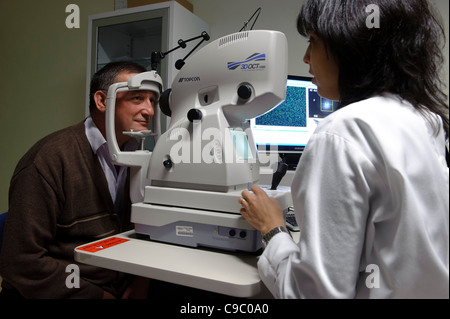 La tomografia a coerenza ottica eye esame utilizzando un Topcon ott-1000 attrezzature mediche Foto Stock