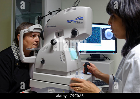 La tomografia a coerenza ottica eye esame utilizzando un Topcon ott-1000 attrezzature mediche Foto Stock