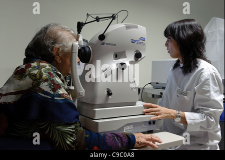 La tomografia a coerenza ottica eye esame utilizzando un Topcon ott-1000 attrezzature mediche Foto Stock