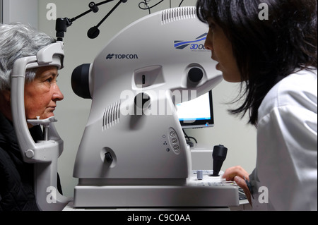 La tomografia a coerenza ottica eye esame utilizzando un Topcon ott-1000 attrezzature mediche Foto Stock