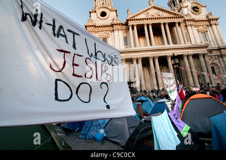 Occupare Londra campeggio di protesta al di fuori di St Pauls Cathedral Londra centrale Foto Stock