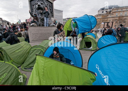 Occupando Trafalgar Square a contestazione studentesca attraverso il centro di Londra il 9 novembre 2011 Foto Stock