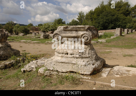 Arte greche. Il Leonidaion. Luogo di alloggio per gli atleti che partecipano ai Giochi Olimpici a Olympia. Capitello ionico. Foto Stock