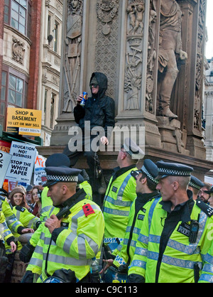 La protesta degli studenti attraverso il centro di Londra il 9 novembre 2011 Foto Stock