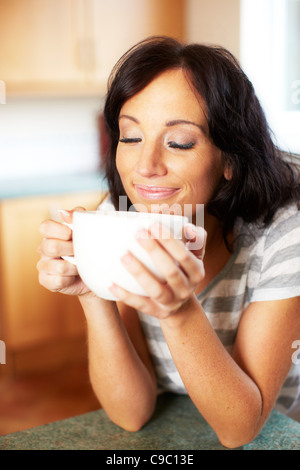 Donna che beve Foto Stock