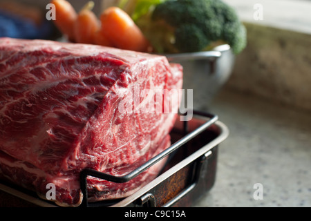 Rare roast beef joint pronto per il forno, il primo pezzo della nervatura occhio Aberdeen Angus per un tradizionale pasto della domenica Foto Stock