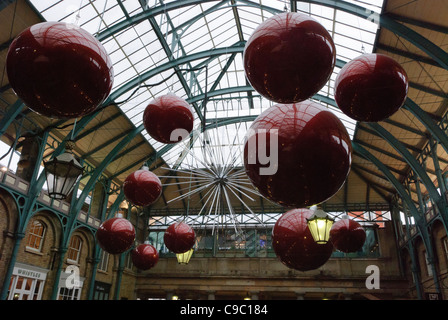 Le decorazioni di Natale a Covent Garden - Londra, Inghilterra Foto Stock