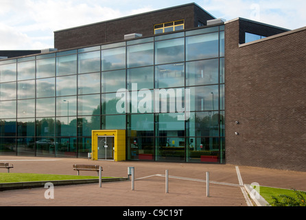 La East Manchester Academy e Beswick Libreria. Arco: Walker Simpson, 2009. Beswick, East Manchester, Inghilterra, Regno Unito Foto Stock