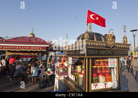 Eminonu waterfront ,piatti di pesce si spegne , succhi di frutta freschi, Istanbul, Turchia , in Europa, Foto Stock