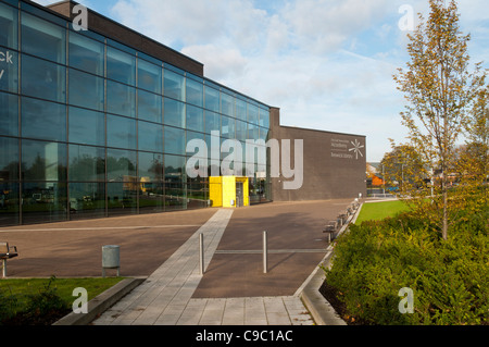 La East Manchester Academy e Beswick Libreria. Arco: Walker Simpson, 2009. Beswick, East Manchester, Inghilterra, Regno Unito Foto Stock