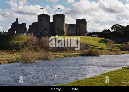 Rhuddlan Castle e il fiume Clwyd, Denbighshire, Galles Foto Stock