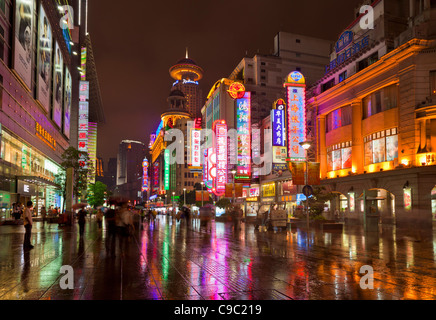 Notte tempo su Nanjing Road East, Shanghai city center, Repubblica Popolare Cinese, PRC, Asia Foto Stock