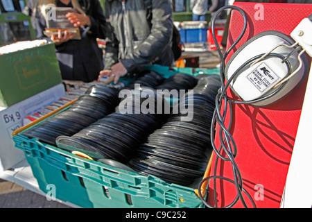 Dischi in Vinile in vendita presso una bancarella di strada A LONDRA, REGNO UNITO Foto Stock