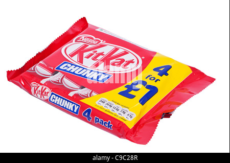 Una confezione multipla di Nestlé chunky KitKat su sfondo bianco Foto Stock