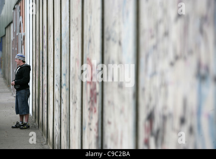 La pace di linee o pareti di pace sono una serie di barriere di separazione in Irlanda del Nord che separano cattolici e protestanti Foto Stock