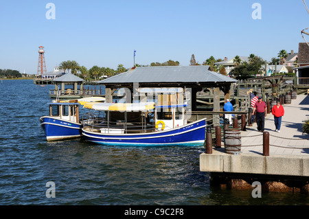 Il lago di Sumter Landing Waterfront pier nei villaggi Florida USA Foto Stock