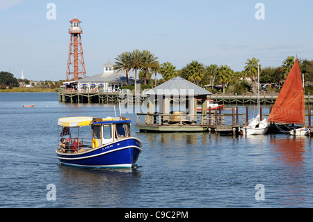 Il lago di Sumter Landing Waterfront pier nei villaggi Florida USA Foto Stock