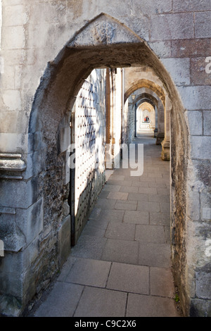 Archi sotto archi rampanti presso la Cattedrale di Winchester, Hampshire Foto Stock