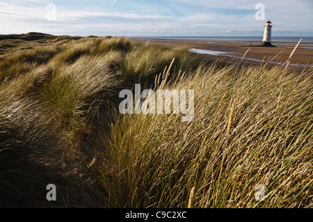 Le dune di sabbia e il punto di Ayr faro, Talacre Beach, Flintshire, Galles Foto Stock