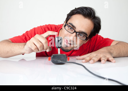 Nerd toccando un gioco rétro joystick Foto Stock