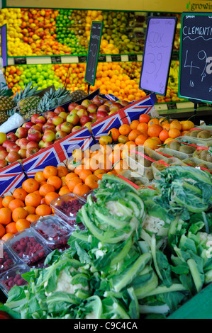 Fruttivendolo tradizionale negozio di frutta e verdura sul Regno Unito Highstreet. Foto Stock