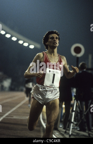 Seb Coe infrangere il record mondiale del miglio in 3:47.33 nel 1981 Golden Mile, Bruxelles Foto Stock