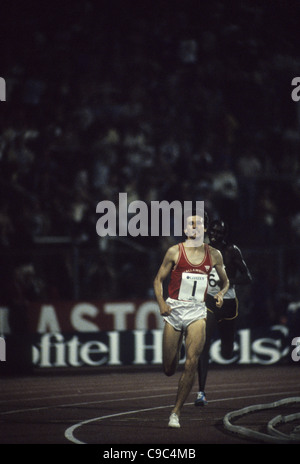 Seb Coe infrangere il record mondiale del miglio in 3:47.33 nel 1981 Golden Mile, Bruxelles Foto Stock