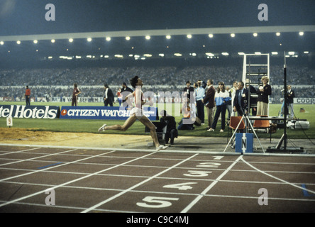 Seb Coe infrangere il record mondiale del miglio in 3:47.33 nel 1981 Golden Mile, Bruxelles Foto Stock