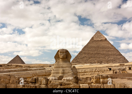 La Grande Sfinge con le piramidi di Khafre (destra) e Menkaure (sinistra) nel fondo alla Necropoli di Giza, Cairo Foto Stock