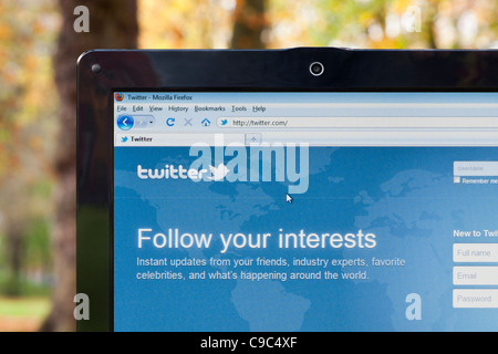 Il sito web di Twitter girato nel Parco ambiente (solo uso editoriale: -print, TV, e-book e Redazione sito web). Foto Stock