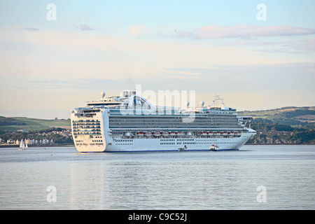 Nave da crociera Crown Princess impostazione disattivata da Firth of Forth, Scotland, Regno Unito, Europa Foto Stock