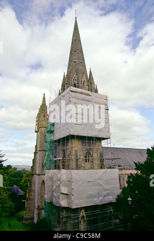 Prichard Tower presso la Cattedrale di Llandaff Cardiff avvolte nei ponteggi durante il restauro Foto Stock