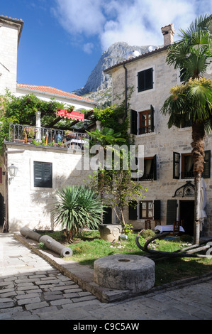 L'Hotel Montecristo, nella città vecchia di Kotor, Montenegro Foto Stock