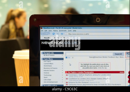Le News del sito ora girato in una caffetteria ambiente (solo uso editoriale: -print, TV, e-book e Redazione sito web). Foto Stock
