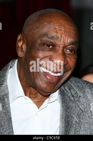 BILL COBBS i Muppets. PREMIERE MONDIALE HOLLYWOOD Los Angeles California USA 12 Novembre 2011 Foto Stock