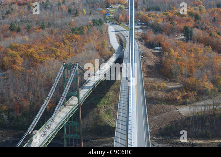 Il Waldo-Hancock e il Ponte Nuovo Penobscot Narrows Bridge, span la Penobscot river vicino a Prospect, Maine. Foto Stock