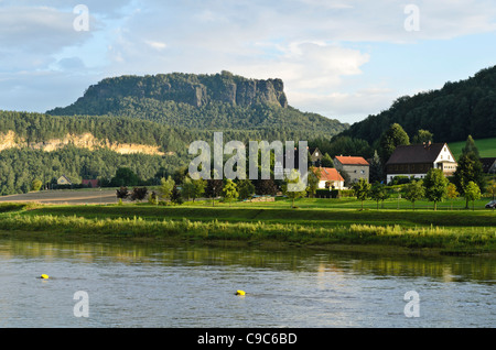 Fiume Elba vicino kurort rathen con vista della montagna lilienstein, Svizzera sassone, Germania Foto Stock