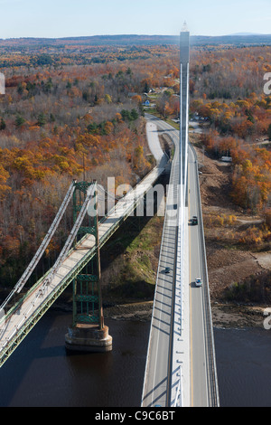 Il Waldo-Hancock e il Ponte Nuovo Penobscot Narrows Bridge, span la Penobscot river vicino a Prospect, Maine. Foto Stock