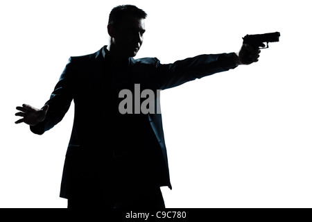 Un uomo caucasico con la pistola di puntamento silhouette ritratto in studio isolato sfondo bianco Foto Stock